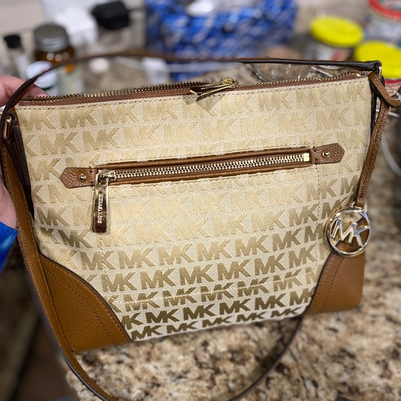 Micheal Kors purse - Picture 3 of 3